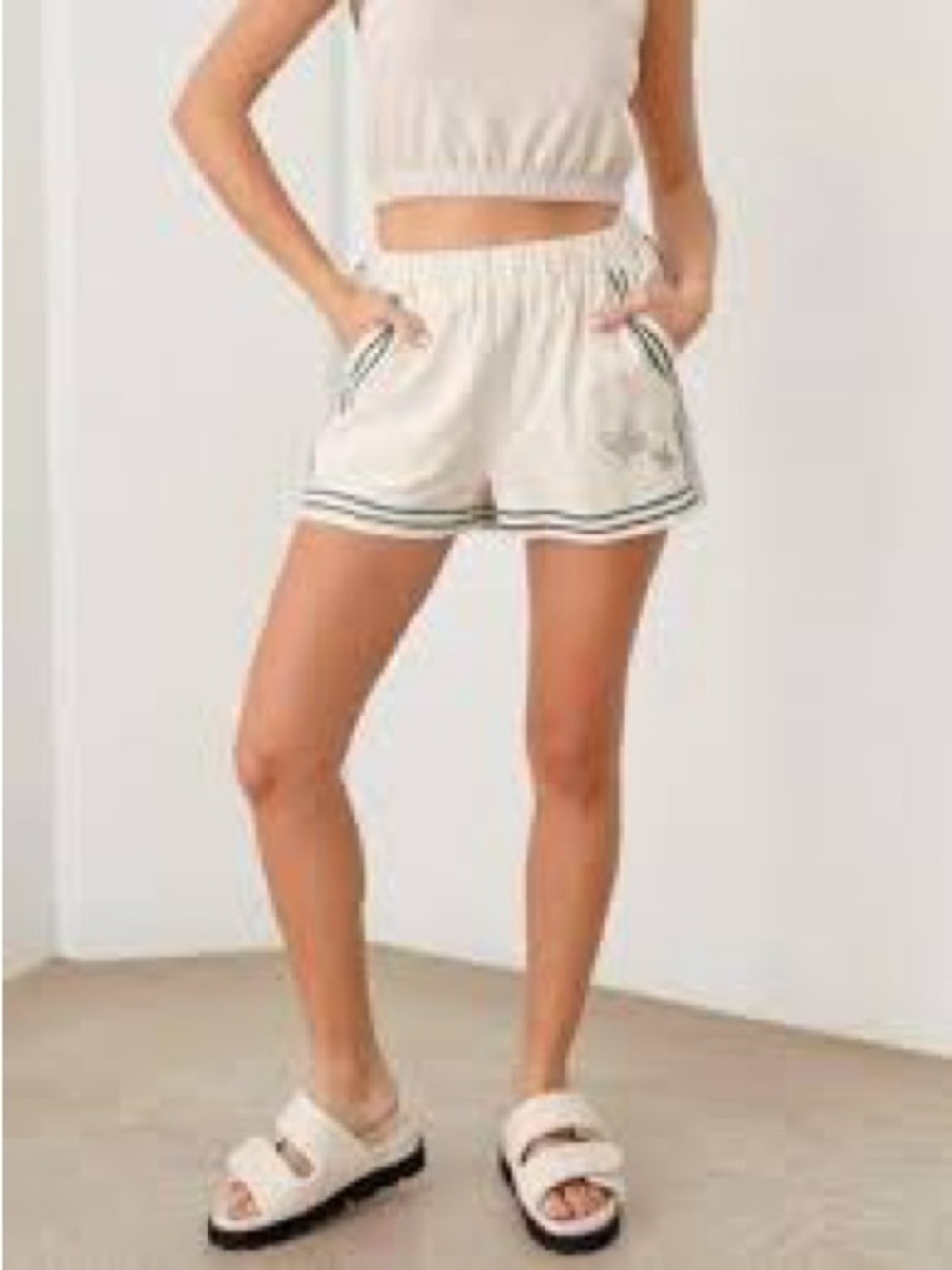 NWT SIZE L Le Lis Cream Shorts with Green Trim